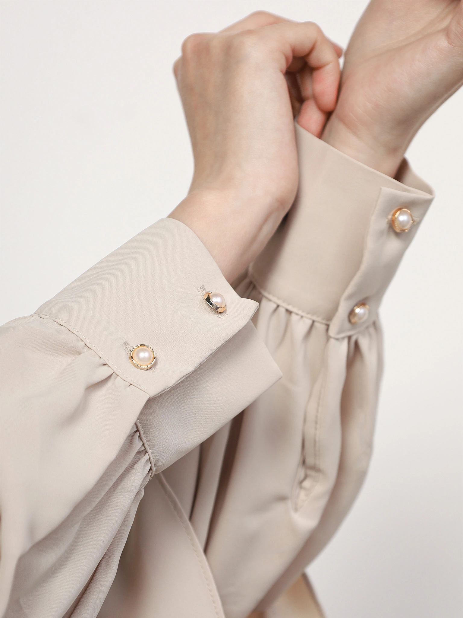 Блуза бежевого цвета с рюшами